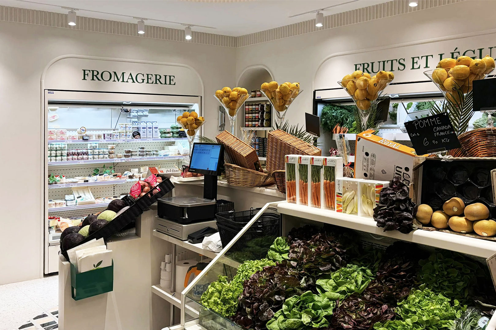 Regały chłodnicze Indiana medium AV 085 MT O 200-DLM, Indiana medium AV 085 FV O 210 DLM, specjalistyczne witryny do sprzedaży owoców i warzyw Missouri VF AC 110 VF self 125-DBA, sklep Maison LFL, Francja Regały chłodnicze Indiana medium AV 085 MT O 200-DLM, Indiana medium AV 085 FV O 210 DLM, specjalistyczne witryny do sprzedaży owoców i warzyw Missouri VF AC 110 VF self 125-DBA, sklep Maison LFL, Francja