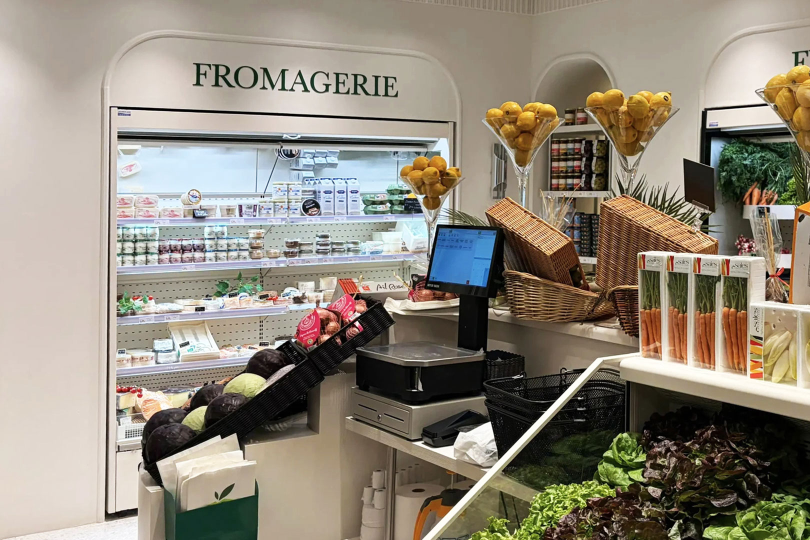 Regały chłodnicze Indiana medium AV 085 MT O 200-DLM, Indiana medium AV 085 FV O 210 DLM, specjalistyczne witryny do sprzedaży owoców i warzyw Missouri VF AC 110 VF self 125-DBA, sklep Maison LFL, Francja Regały chłodnicze Indiana medium AV 085 MT O 200-DLM, Indiana medium AV 085 FV O 210 DLM, specjalistyczne witryny do sprzedaży owoców i warzyw Missouri VF AC 110 VF self 125-DBA, sklep Maison LFL, Francja