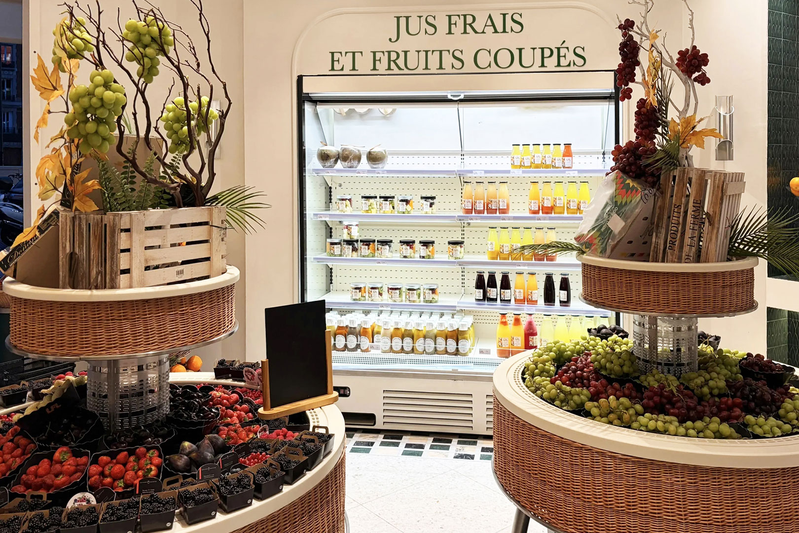 Regały chłodnicze Indiana medium AV 085 MT O 200-DLM, Indiana medium AV 085 FV O 210 DLM, specjalistyczne witryny do sprzedaży owoców i warzyw Missouri VF AC 110 VF self 125-DBA, sklep Maison LFL, Francja Regały chłodnicze Indiana medium AV 085 MT O 200-DLM, Indiana medium AV 085 FV O 210 DLM, specjalistyczne witryny do sprzedaży owoców i warzyw Missouri VF AC 110 VF self 125-DBA, sklep Maison LFL, Francja