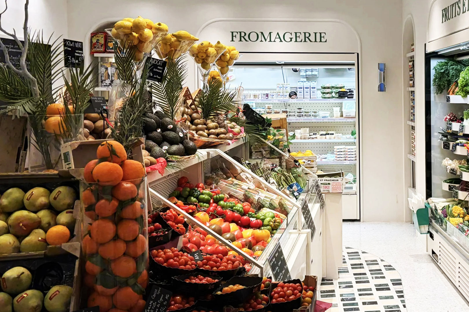 Specjalistyczne witryny do sprzedaży owoców i warzyw Missouri VF AC 110 VF self 125-DBA, Regały chłodnicze Indiana medium AV 085 MT O 200-DLM, sklep Maison LFL, Francja Specjalistyczne witryny do sprzedaży owoców i warzyw Missouri VF AC 110 VF self 125-DBA, Regały chłodnicze Indiana medium AV 085 MT O 200-DLM, sklep Maison LFL, Francja